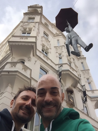 Selfie sotto una statua appesa con ombrello
